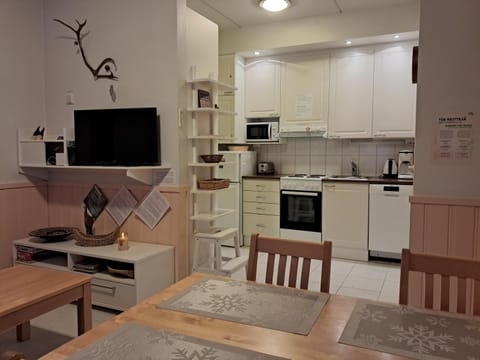 Communal lounge/ TV room, Kitchen or kitchenette, dishwasher, microwave, oven, toaster