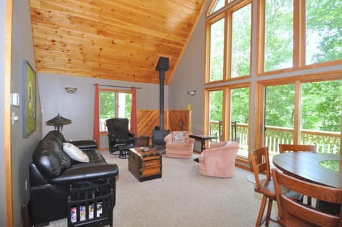 Sqyrls Nest - 3BR Retreat With a Hot Tub Chalet in Shenandoah Valley