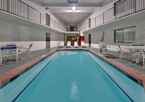 Days Inn & Suites by Wyndham Bentonville Motel in Rogers