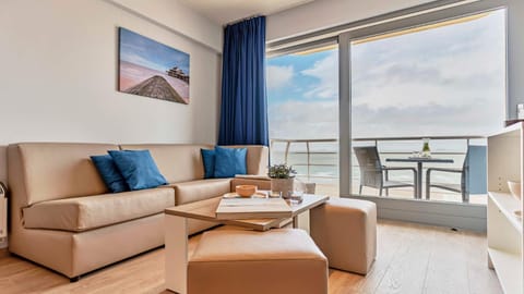 Natural landscape, View (from property/room), Balcony/Terrace, Living room, Seating area, Sea view