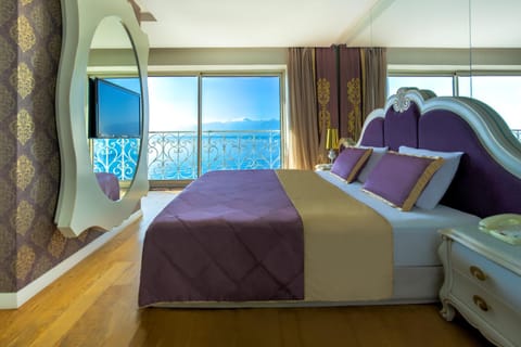 Bed, TV and multimedia, Bedroom, Sea view