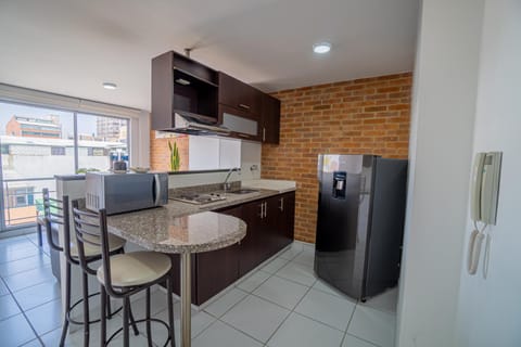 Kitchen or kitchenette, Dining area, minibar, oven, pet friendly, kitchen