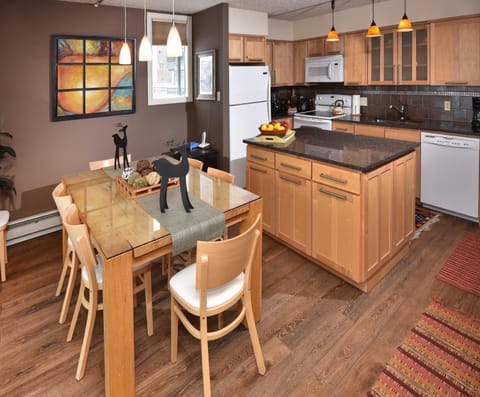 Kitchen or kitchenette, Dining area