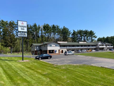 Campus Inn Baraboo | West Baraboo, WI | VacationRenter