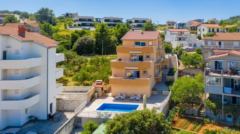 Property building, Neighbourhood, Bird's eye view, Pool view, Location