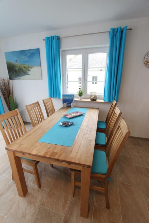 Living room, Photo of the whole room, Dining area