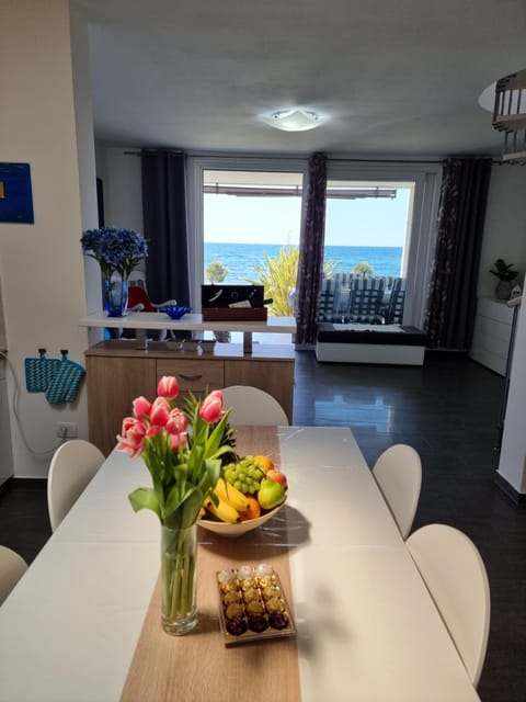 Kitchen or kitchenette, Sea view