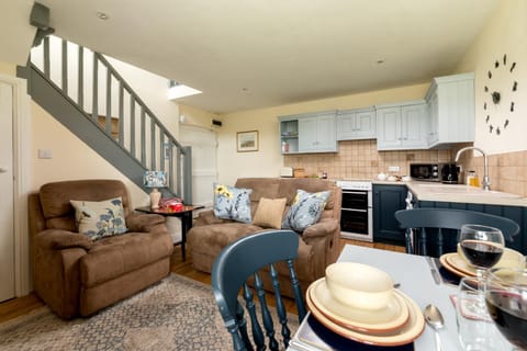 Kitchen or kitchenette, Living room, Seating area, Dining area, minibar, pet friendly