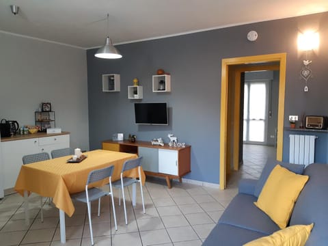 TV and multimedia, Living room, Seating area, Dining area