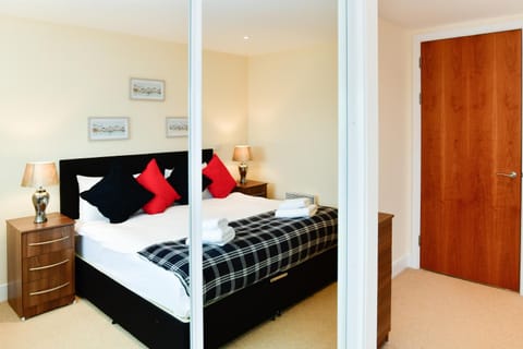 Just Stay Wales - Meridian Quay Apartments Condo in Swansea