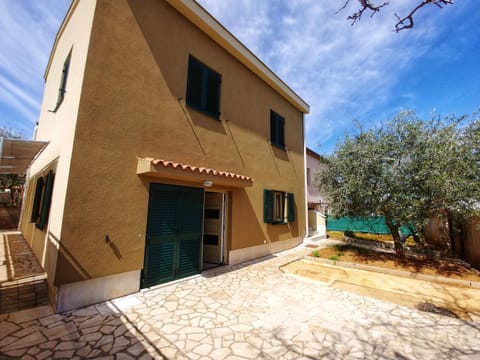 Property building, Facade/entrance, Garden view, Street view