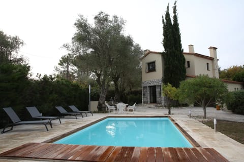 Superbe villa de charme avec piscine chauffée Haus in Roquefort-les-Pins