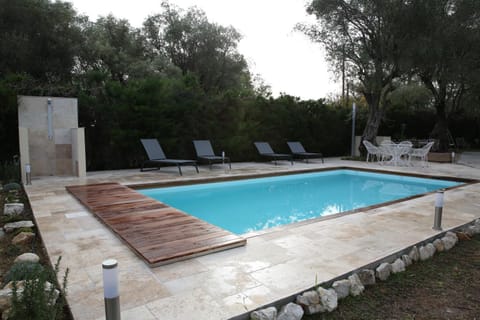 Superbe villa de charme avec piscine chauffée Haus in Roquefort-les-Pins