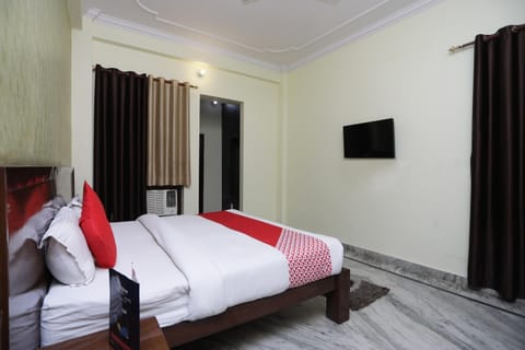 OYO Flagship 7162 Home Stay Shikhar Paradise Near Gomti Riverfront Park Hotel in Lucknow