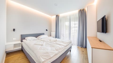 Bed, TV and multimedia, Bedroom