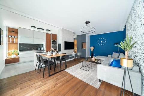 TV and multimedia, Kitchen or kitchenette, Living room, Seating area, Dining area