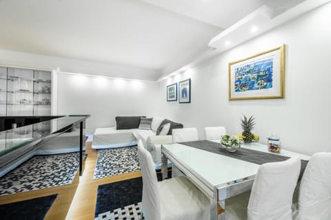 Restaurant/places to eat, Dining area