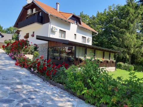 Pansion Breza Alojamiento y desayuno in Plitvice Lakes Park