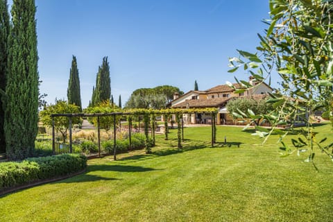 Il casale degli olivi Farm Stay in Tuscany