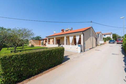 Property building, Day, Neighbourhood, Street view
