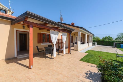 Property building, Patio, Day, Garden, Balcony/Terrace