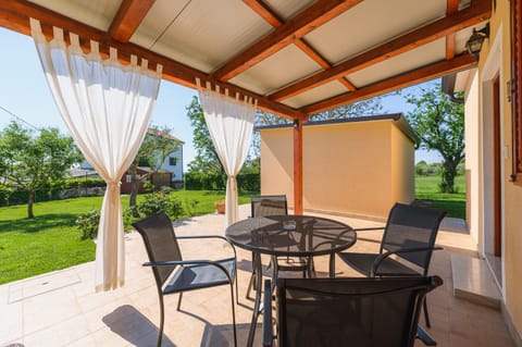 Patio, Day, Garden, View (from property/room), Balcony/Terrace, Dining area, Garden view