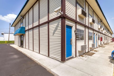 Property building, Facade/entrance, Day, On site, Time of day