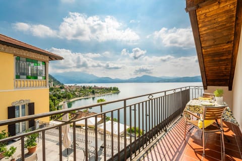 Property building, Day, Natural landscape, Balcony/Terrace, Dining area, Mountain view