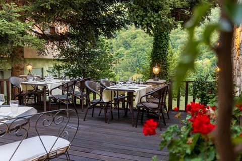 Spring, Day, Garden, Dining area, Garden view