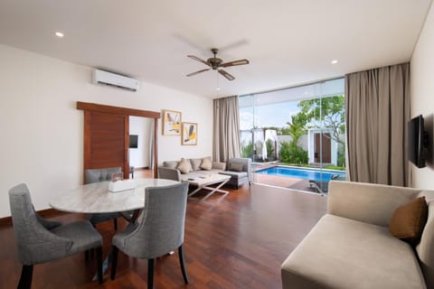 Communal lounge/ TV room, TV and multimedia, Living room, Photo of the whole room, Seating area, Dining area, Pool view, Swimming pool, sunbed, air conditioner