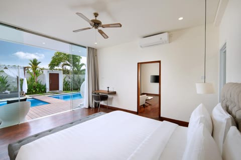 Bed, TV and multimedia, Photo of the whole room, Bedroom, Pool view, Swimming pool, sunbed, air conditioner