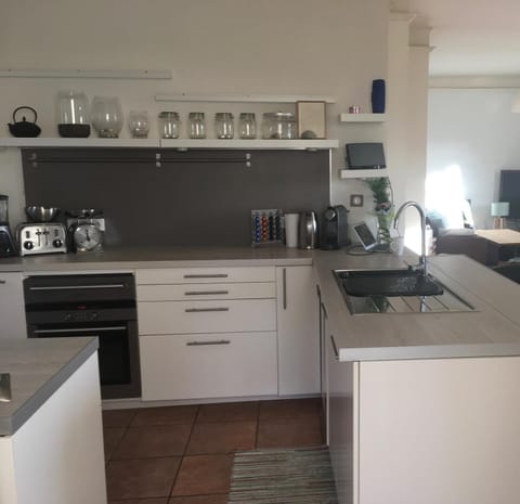 Coffee/tea facilities, Kitchen or kitchenette