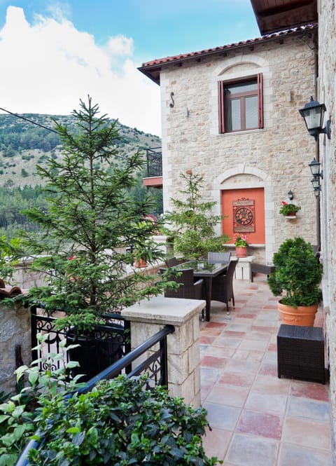 Patio, Day, Summer, Balcony/Terrace, On site, Mountain view