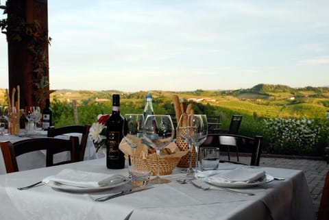 Restaurant/places to eat, Day, Natural landscape, Food and drinks, Dining area, Food, Mountain view, Drinks, Alcoholic drinks