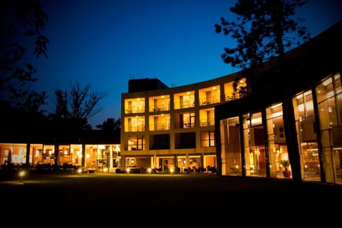 Property building, Nearby landmark, Facade/entrance, Night