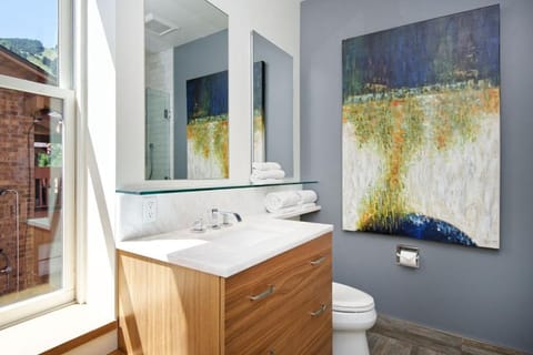 Independence Square 212, Studio with Beautiful Finishes. A+ Location in Downtown Aspen Hotel in Aspen