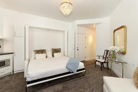 Independence Square 310, Chic, Remodeled Studio w/ Great Location in Aspen, A/C, & Kitchenette Hotel in Aspen