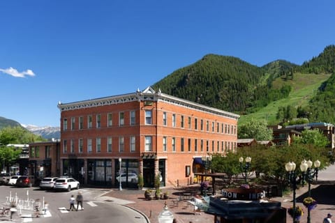 Independence Square 211, Chic Hotel Room with Mountain Views, A/C, & Rooftop Hot Tub Hotel in Aspen