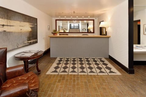 Independence Square 213, Spacious Hotel Room with 2 Queen Beds, Wet Bar, and Sitting Area Hôtel in Aspen