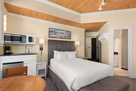 Independence Square 305, Remodeled, 3rd Floor Hotel Room in Aspen's Best Location Hotel in Aspen