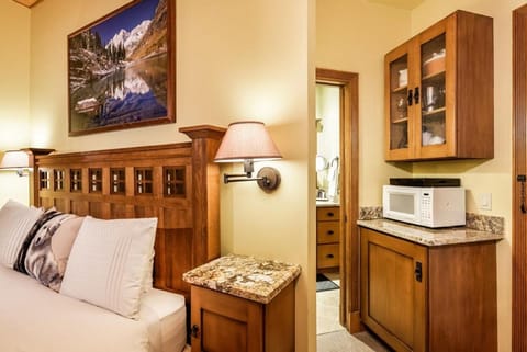 Independence Square Unit 309, Downtown Hotel Room with A/C in Aspen, Wet Bar & More Hotel in Aspen