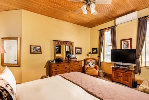 Independence Square Unit 309, Downtown Hotel Room with A/C in Aspen, Wet Bar & More Hotel in Aspen