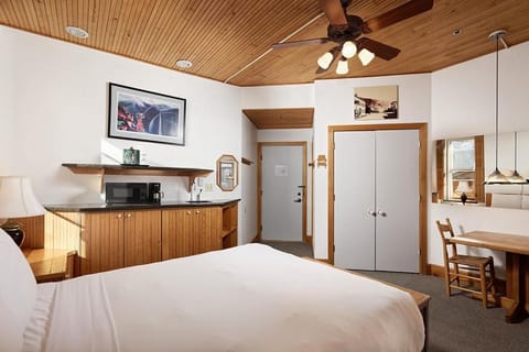 Independence Square 311, Best Location! Hotel Room with Rooftop Hot Tub in Aspen Hotel in Aspen