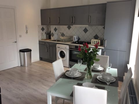 TV and multimedia, Coffee/tea facilities, Kitchen or kitchenette, Living room, Seating area, Dining area