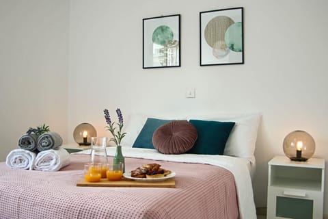 Bed, Food and drinks, Photo of the whole room, Decorative detail, Bedroom, Food, Breakfast, Continental breakfast, Drinks, children, Family, Quiet street view