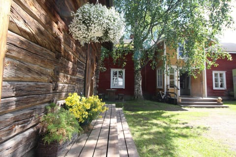 LAURI Historical Log House Manor Bed and Breakfast in Rovaniemi