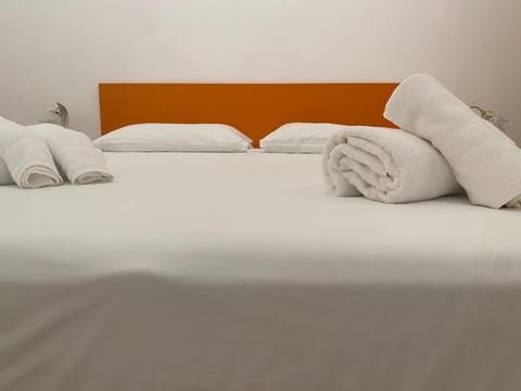 Bed, Bedroom, towels