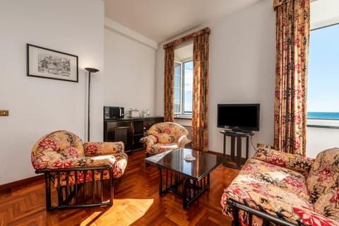 TV and multimedia, Living room, Seating area, Sea view