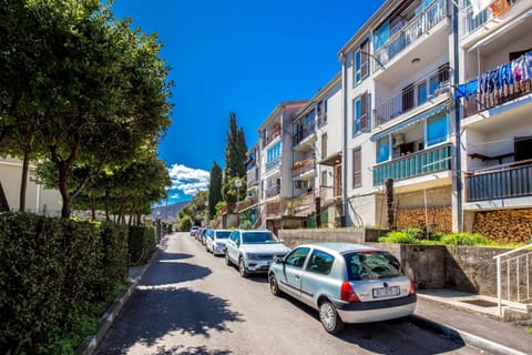 Facade/entrance, Neighbourhood