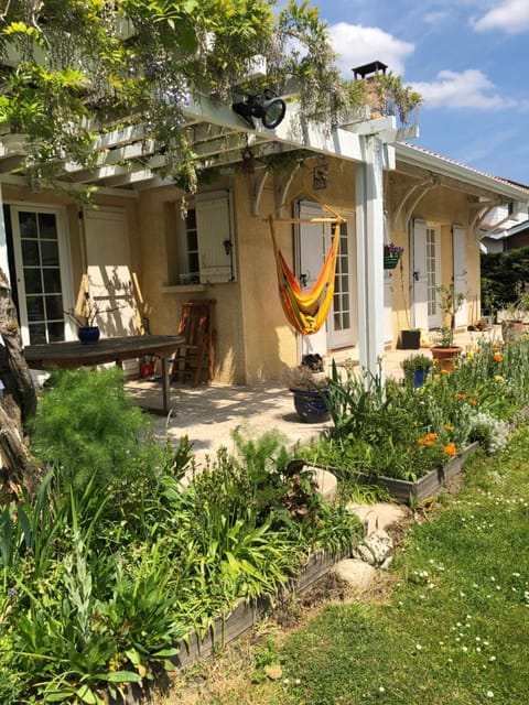 L'eau Bourde Pousada com café da manhã (B&B) in Gradignan